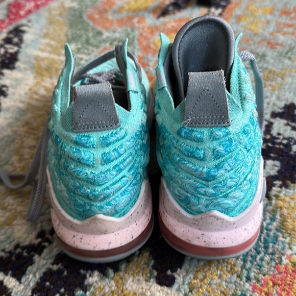 LeBron James youth 6 shoes - Picture 4 of 6